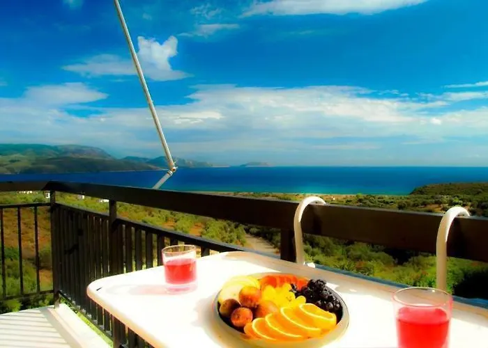 Meltemi And Apartamento Finikounta