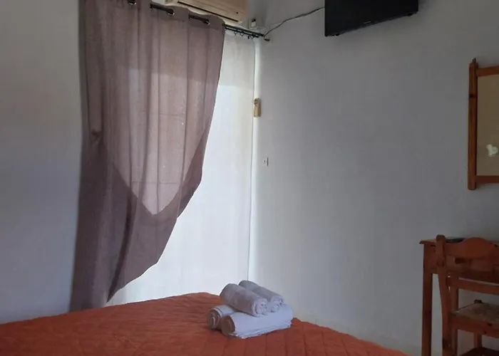 Meltemi And Apartamento Finikounta