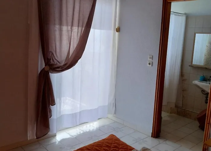 Meltemi And Apartamento Finikounta